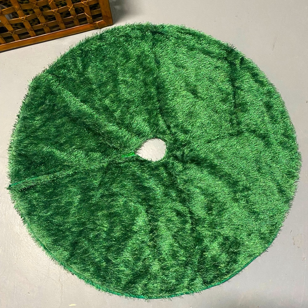🆕/Never Used Green Fuzzy Tree Skirt, OS